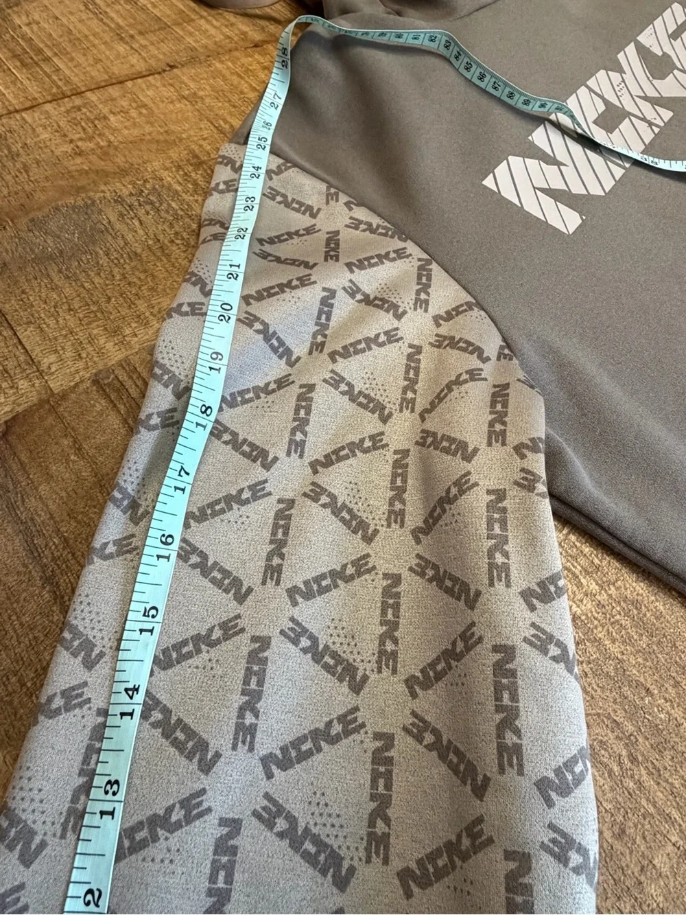 Nike Men’s Gray Geometric Pattern Pullover Hoodie
